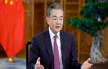 بلهجة شديدة.. وزير خارجية الصين يهاجم "هستيريا" واشنطن وإجراءاتها "الحمائية"