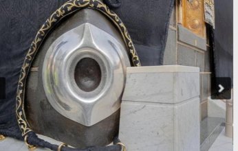 "شؤون الحرمين" تستبدل القطع المطرزة حول الحجر الأسود والركن اليماني