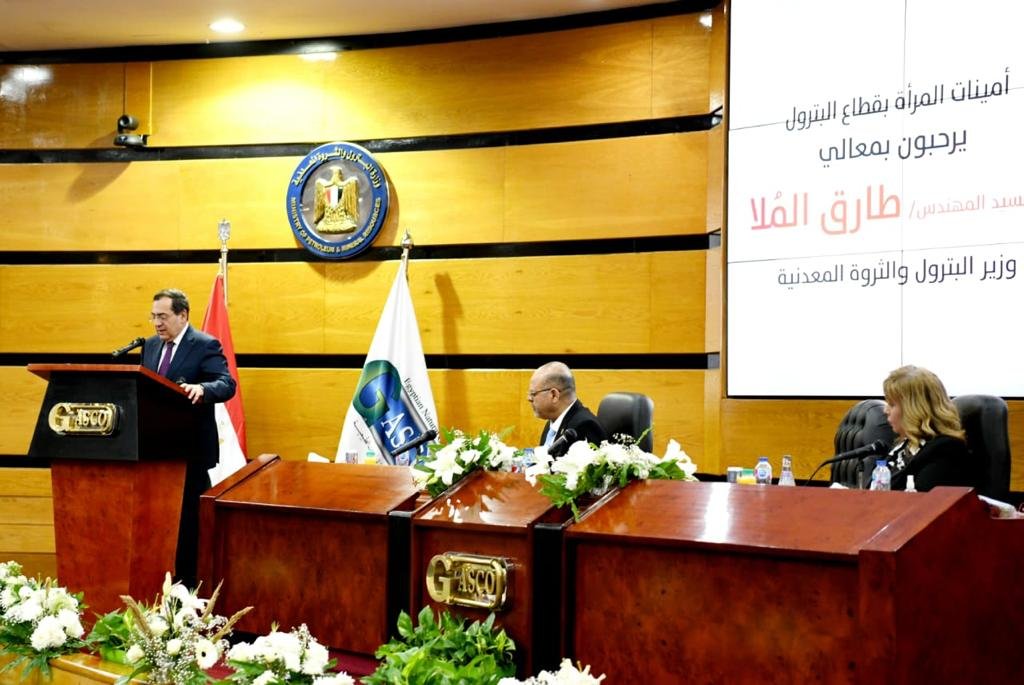 وزير البترول يحتفل بعيد الاسرة والمرأة وسط العاملين بالقطاع وزير البترول يحتفل بعيد الاسرة والمرأة وسط العاملين بالقطاع