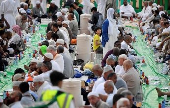 أول أيام شهر رمضان.. جموع الصائمين يصطفون لتناول موائد الإفطار بالمسجد الحرام