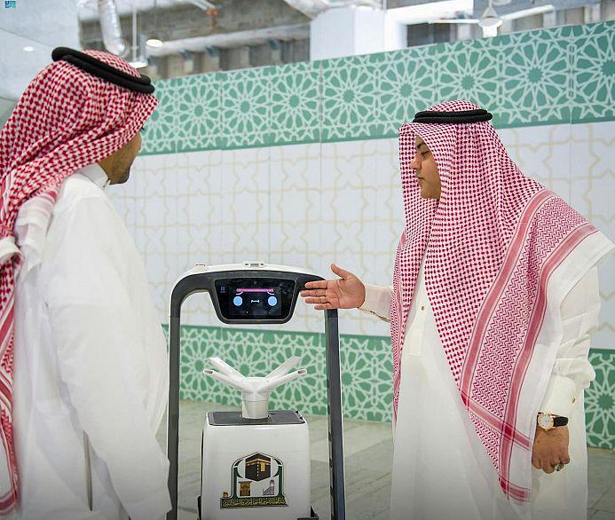 روبوتات ذكية ومنصات رقمية تجوب أرجاء المسجد الحرام روبوتات ذكية ومنصات رقمية تجوب أرجاء المسجد الحرام