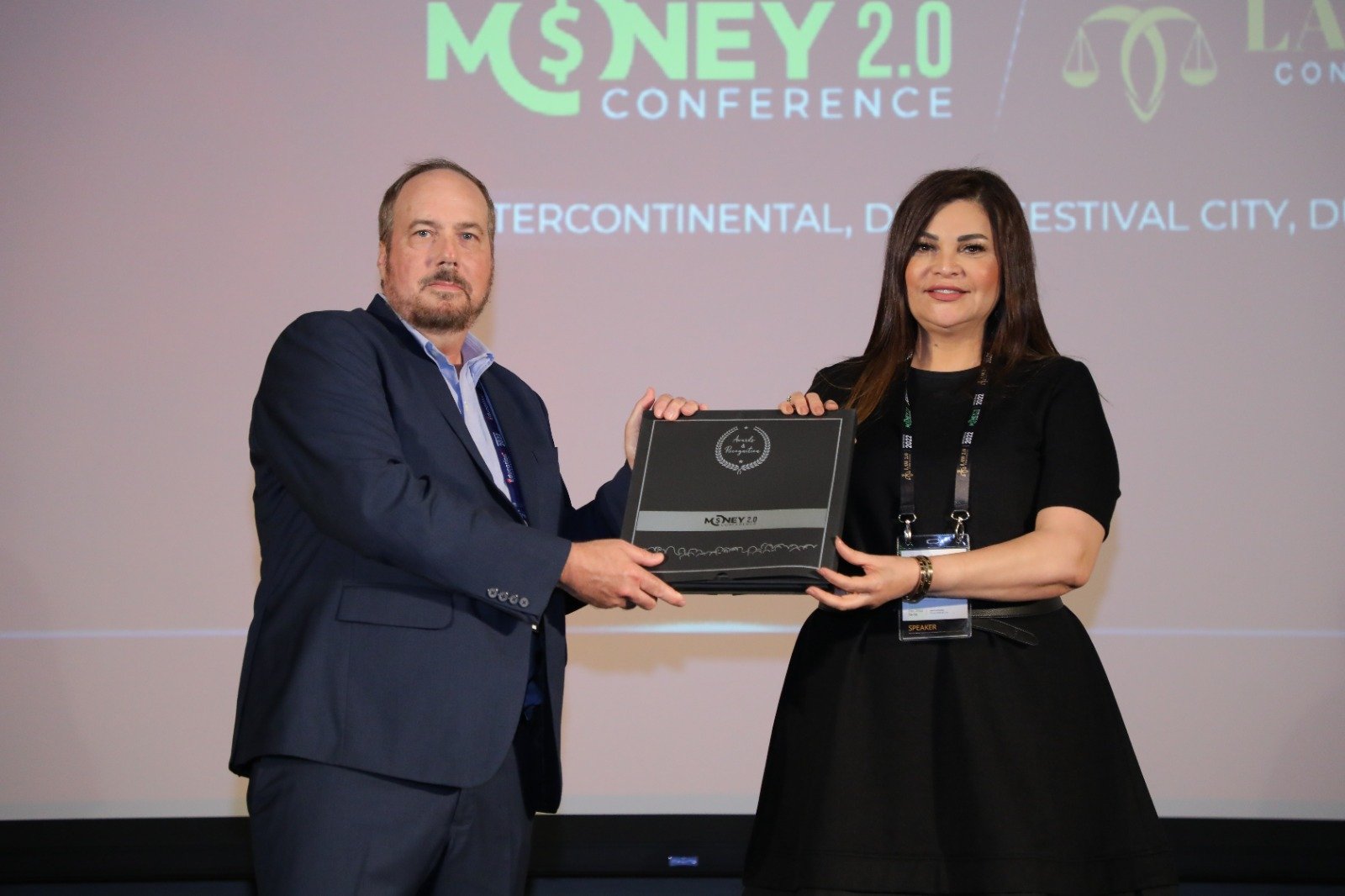 المصرفية البحرينية أميرة إسماعيل تحصد جائزة "القيادة المتميزة " في مؤتمر " Money 2.0 " بدبي. المصرفية البحرينية أميرة إسماعيل تحصد جائزة "القيادة المتميزة " في مؤتمر " Money 2.0 " بدبي.