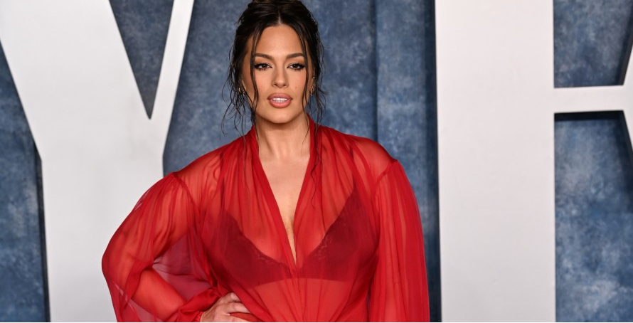 أشلي جراهام في فستان قصير من Balmain تألق في الحمام.. .صور أشلي جراهام في فستان قصير من Balmain تألق في الحمام.. .صور