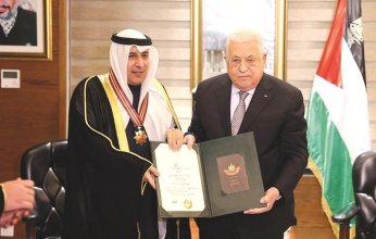 الرئيس الفلسطيني يمنح السفير الكويتي عزيز رحيم الديحاني نجمة القدس