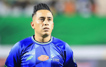 الفتح يعلن إعارة لاعبه البيروفي "كريستيان كويفا"