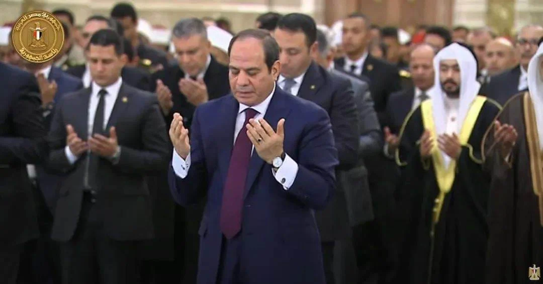 السيسي يؤدي صلاة فجر أول يوم في رمضان بمسجد مصر عقب الافتتاح الرسمي السيسي يؤدي صلاة فجر أول يوم في رمضان بمسجد مصر عقب الافتتاح الرسمي