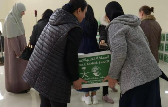 سلمان للإغاثة يُوَزُّعُ أكثرَ من 5 أطنانٍ من السلال الغذائية بمحافظة كافايا في ألبانيا