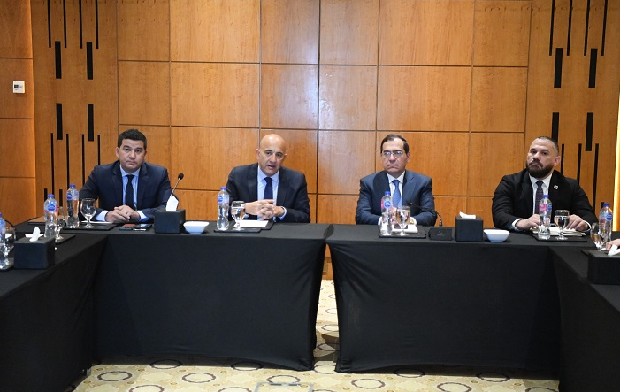 الملا يؤكد أهمية التعاون بين قطاع البترول المصري وشركائه الأجانب لتنمية صناعة البترول والغاز الملا يؤكد أهمية التعاون بين قطاع البترول المصري وشركائه الأجانب لتنمية صناعة البترول والغاز