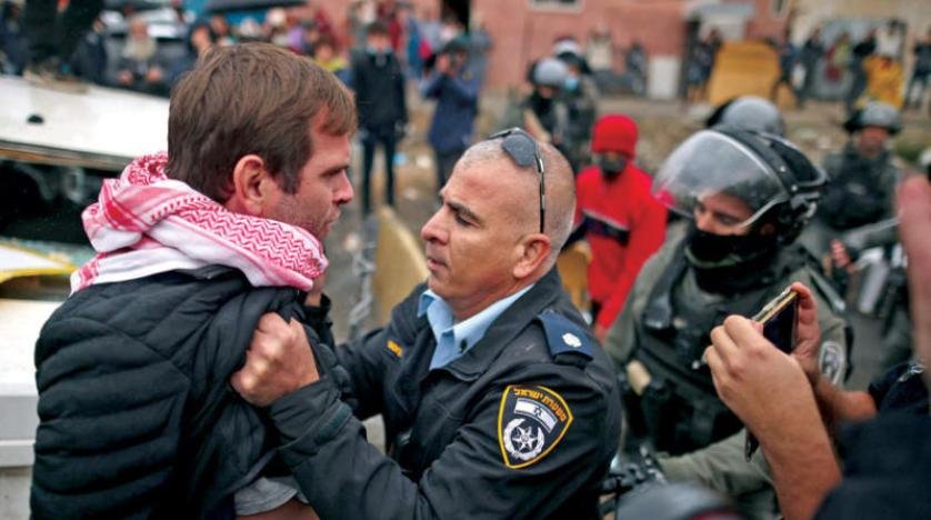 مستوطنون إسرائيليون يشتبكون مع فلسطينيين في بلدة بالضفة الغربية مستوطنون إسرائيليون يشتبكون مع فلسطينيين في بلدة بالضفة الغربية
