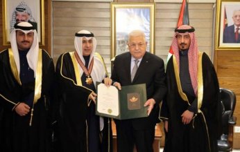 الرئيس الفلسطيني يقلد سفير الكويت وسام “نجمة القدس”