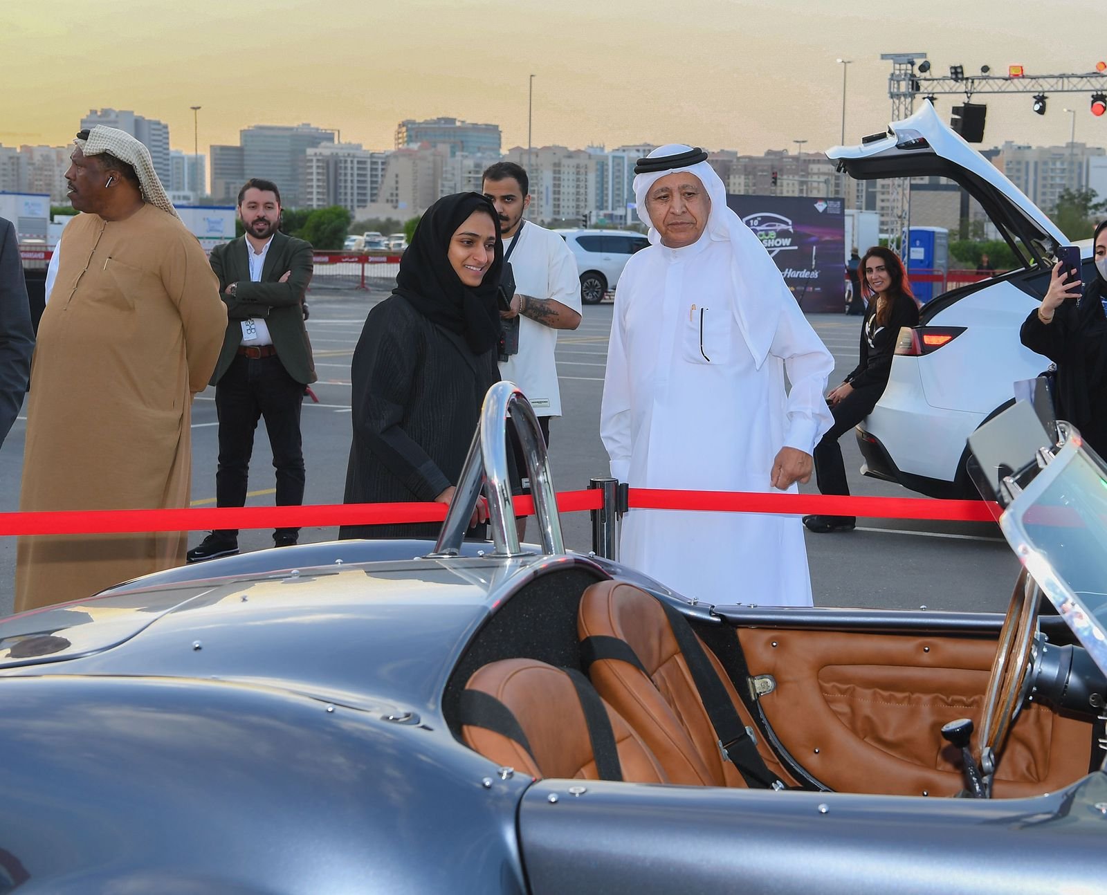 بحضور هدى المطروشي أول ميكانيكية إماراتية تعمل في تصليح السيارات بحضور هدى المطروشي أول ميكانيكية إماراتية تعمل في تصليح السيارات