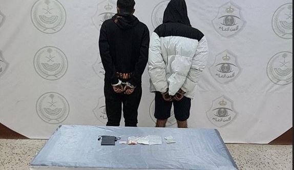 ضبط شخصين بحوزتهما مواد مخدرة في مدينة سكاكا ضبط شخصين بحوزتهما مواد مخدرة في مدينة سكاكا