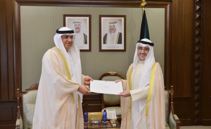 وزير خارجية الكويت يتسلم رسالة خطية من نظيره الإماراتي وزير خارجية الكويت يتسلم رسالة خطية من نظيره الإماراتي