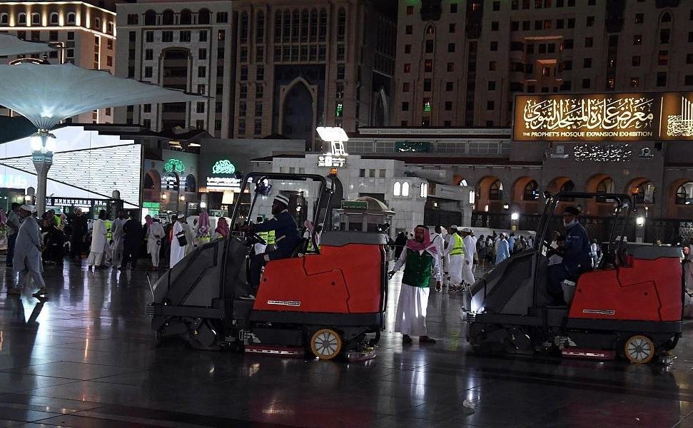 تطهير جنبات المسجد النبوي بمعدل 5 مرات يوميًا خلال شهر رمضان المبارك تطهير جنبات المسجد النبوي بمعدل 5 مرات يوميًا خلال شهر رمضان المبارك