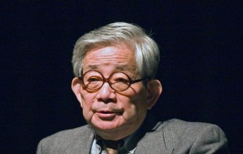 وفاة الروائي الياباني كنزابورو أوي الحائز على جائزة نوبل الآداب