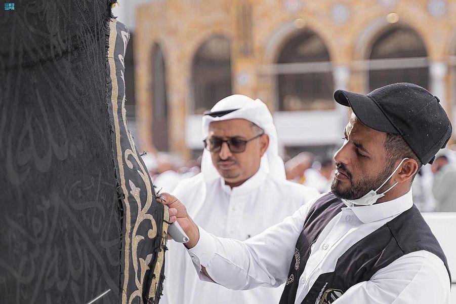 صيانة كسوة الكعبة المشرفة استعدادًا لشهر رمضان المبارك صيانة كسوة الكعبة المشرفة استعدادًا لشهر رمضان المبارك