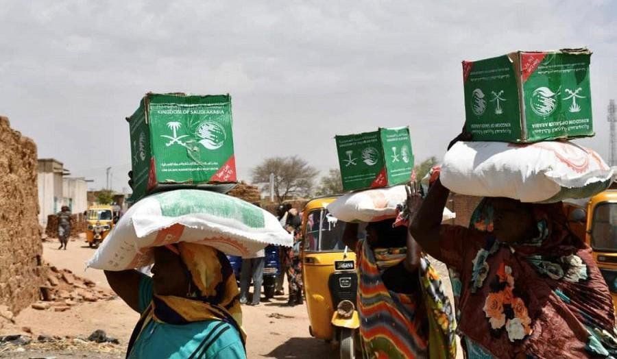 مركز الملك سلمان للإغاثة يوزع سلال غذائية في ولايات السودان مركز الملك سلمان للإغاثة يوزع سلال غذائية في ولايات السودان