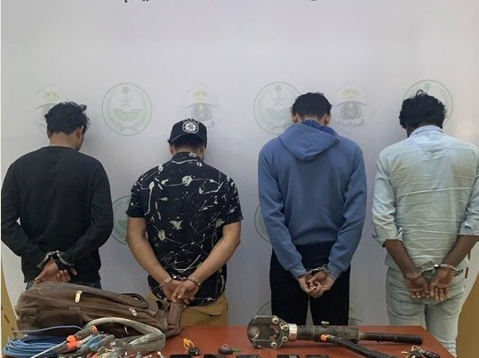 ضبط (4) أشخاص لسرقتهم كابلات كهربائية مـن مرفـق عام بالقصيـم ضبط (4) أشخاص لسرقتهم كابلات كهربائية مـن مرفـق عام بالقصيـم