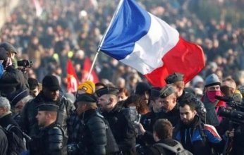 استمرار المظاهرات وسط باريس عقب تمرير الحكومة مشروع إصلاح نظام التقاعد دون تصويت