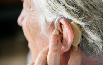 هل تقلل أجهزة السمع من خطر الإصابة بالخرف؟.. دراسة طبية تكشف التفاصيل