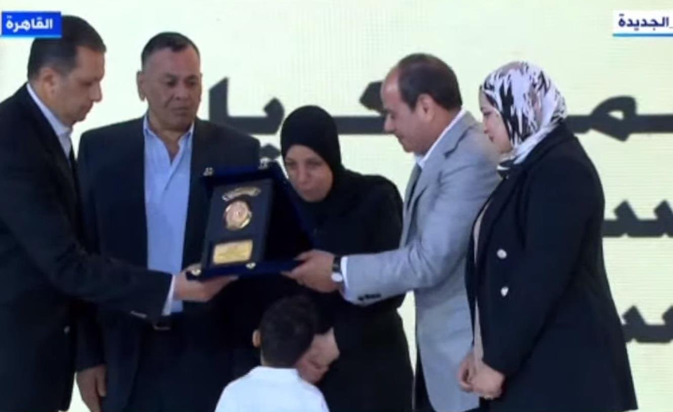 الرئيس السيسي يشارك أسر الشهداء والمصابين والأطفال الأيتام وذوي الهمم احتفالهم بعيد الفطر الرئيس السيسي يشارك أسر الشهداء والمصابين والأطفال الأيتام وذوي الهمم احتفالهم بعيد الفطر