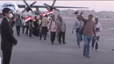وصول دفعات جديدة من المصريين العائدين من السودان لمطار شرق القاهرة الجوي وصول دفعات جديدة من المصريين العائدين من السودان لمطار شرق القاهرة الجوي