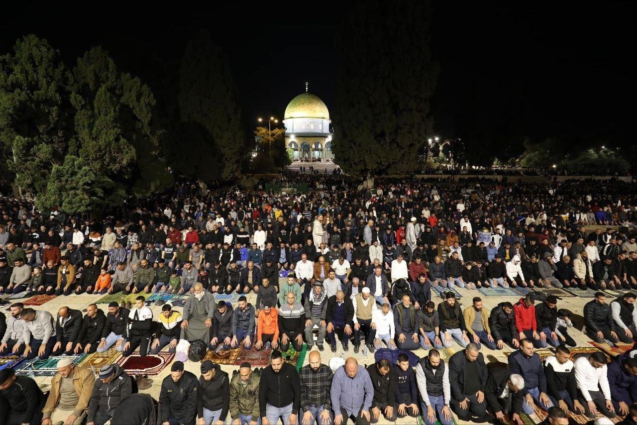 فلسطين.. 20 ألف شخص يؤدون صلاتي العشاء والتراويح في رحاب الأقصى فلسطين.. 20 ألف شخص يؤدون صلاتي العشاء والتراويح في رحاب الأقصى