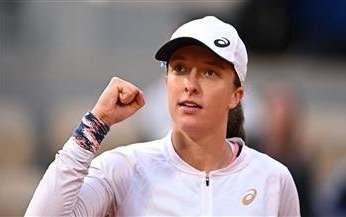 شفيونتيك تفوز على سابالينكا وتحتفظ بلقب بطولة شتوتجارت للتنس