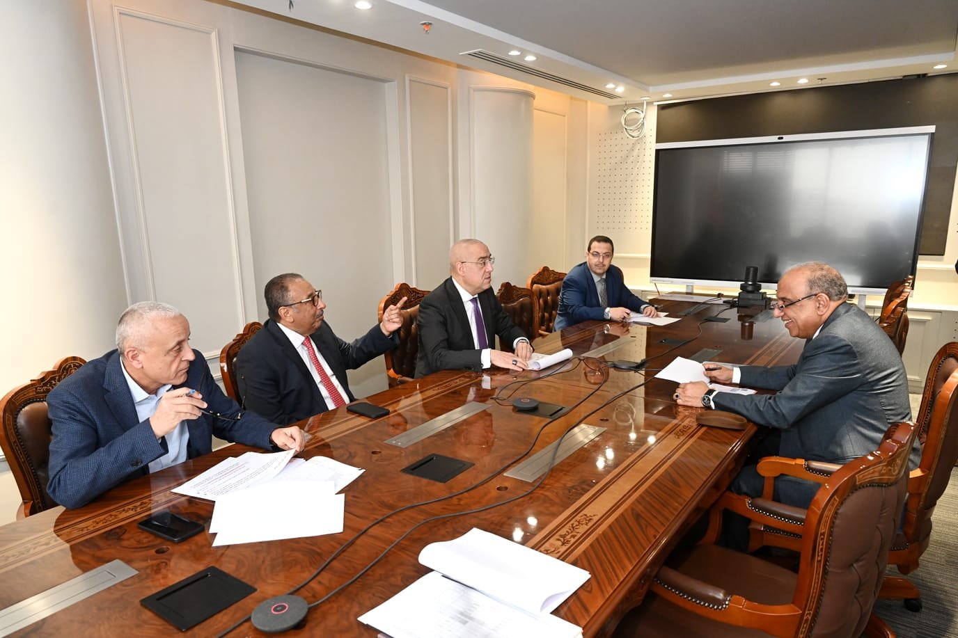 وزيرا الإسكان وقطاع الأعمال بمصر يستعرضان أوجه التعاون المشترك وزيرا الإسكان وقطاع الأعمال بمصر يستعرضان أوجه التعاون المشترك