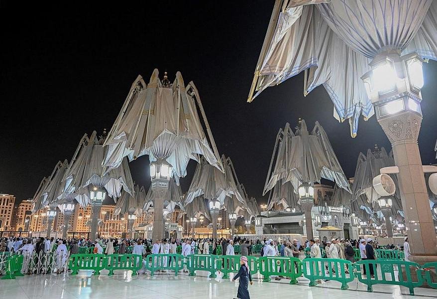 مظلات المسجد النبوي شكلا هندسيا ومنظرا أخاذ يجذب زوار مسجد المصطفى عليه السلام مظلات المسجد النبوي شكلا هندسيا ومنظرا أخاذ يجذب زوار مسجد المصطفى عليه السلام