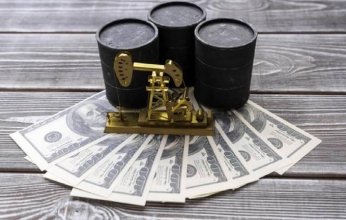 الأسواق العالمية.. الذهب يرتفع 0.8% والنفط يصعد 0.3% اليوم وسط تراجع الدولار