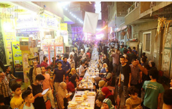 أهالي منطقة فيصل بمصر ينظمون أطول مائدة رمضانية بطول 2.5 كم