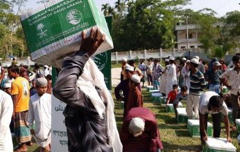 السعودية.. مركز الملك سلمان يوزع حقائب إيوائية وسلال غذائية في مدن بنجلادش