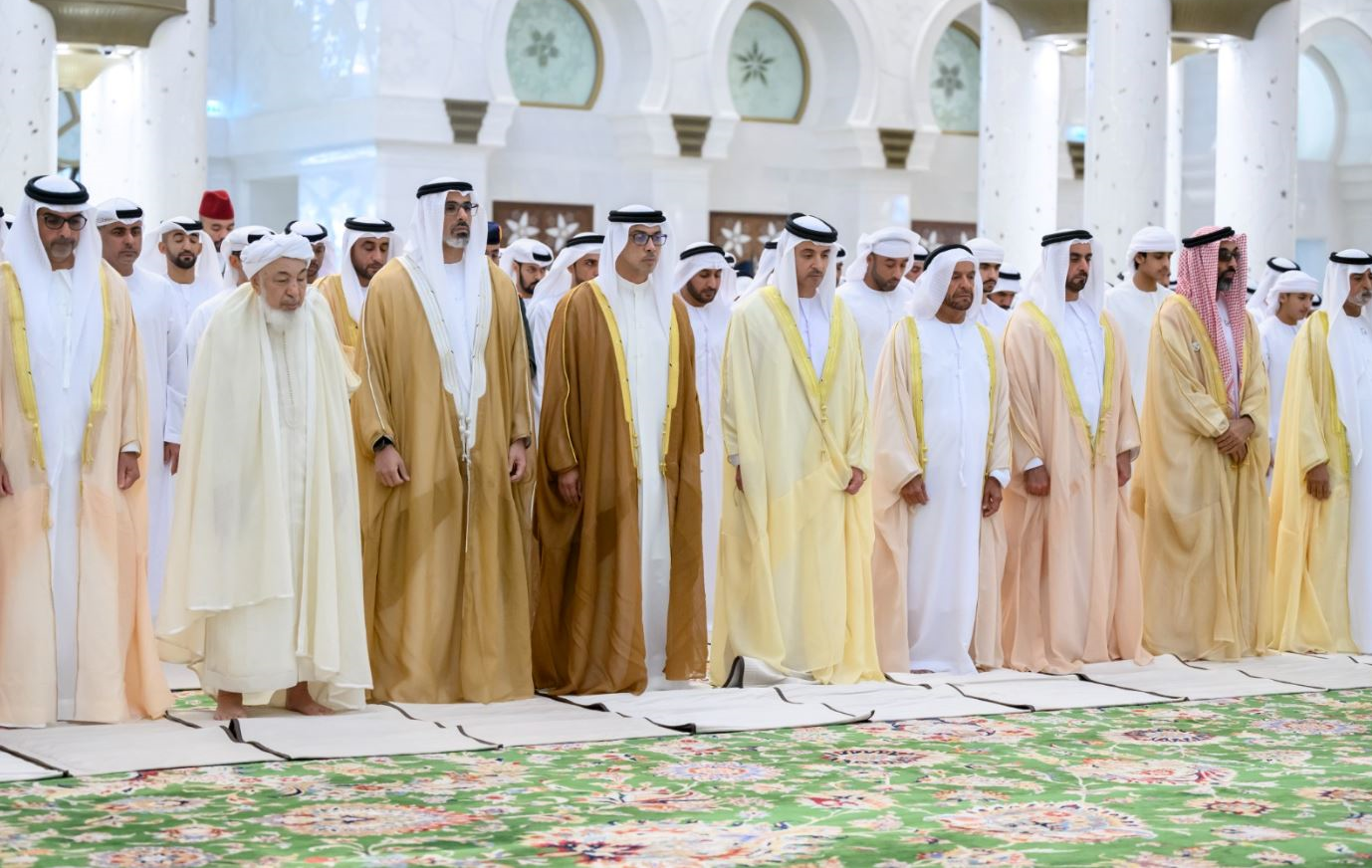 الإمارات.. .الشيوخ يؤدون صلاة عيد الفطر في جامع الشيخ زايد الإمارات.. .الشيوخ يؤدون صلاة عيد الفطر في جامع الشيخ زايد