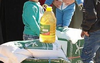 مركز الملك سلمان للإغاثة يوزع سلال غذائية وتمور وحقائب إيوائية في 8 دول