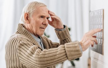 ما هي أعراض الإصابة بالخرف وطرق التعامل معه؟