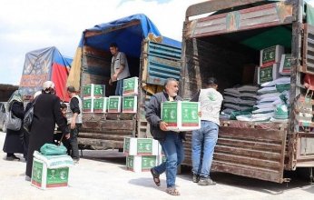 مركز الملك سلمان للإغاثة يواصل توزيع المواد الإغاثية لمتضرري الزلزال في محافظتي حلب وإدلب بسوريا