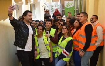 الكابتن أحمد حسن وطلاب جامعة المستقبل في مصر يشاركون في تجهيز و تعبئة "كراتين رمضان"