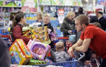 لماذا تراجعت ثقة المستهلكين الأمريكيين أكثر من المتوقع؟