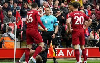 بسبب اعتدائه على روبرتسون.. إيقاف حكم مباراة ليفربول وأرسنال