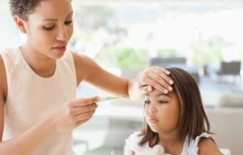 كيف نتعامل مع الحمي عند الأطفال؟