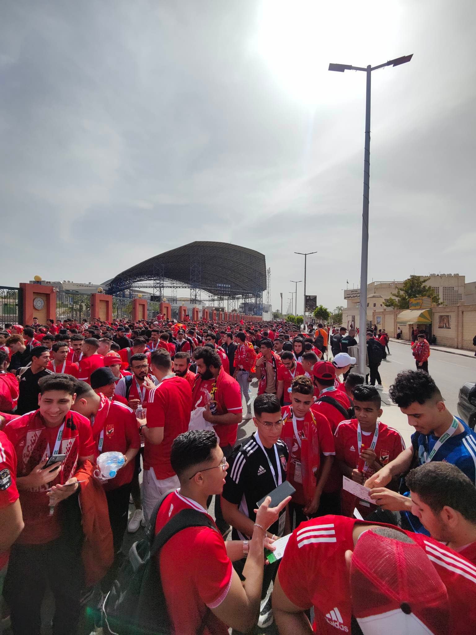 جماهير الاهلي المصري تتوافد الي ستاد القاهرة لمؤازرة الفريق أمام الرجاء المغربي جماهير الاهلي المصري تتوافد الي ستاد القاهرة لمؤازرة الفريق أمام الرجاء المغربي