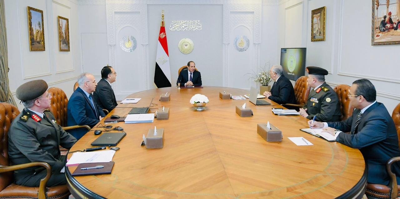 الرئيس المصري يطلع على جهود جهات الاختصاص بمشروعات زيادة إنتاجية الرقعة الزراعية الرئيس المصري يطلع على جهود جهات الاختصاص بمشروعات زيادة إنتاجية الرقعة الزراعية