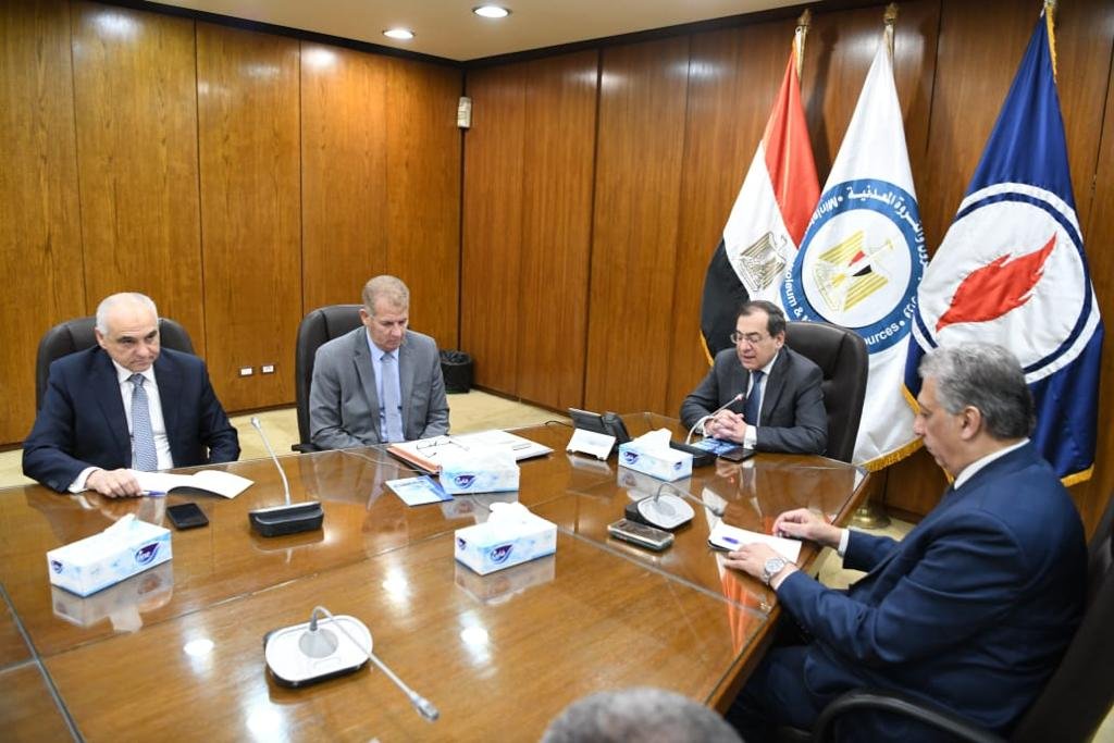 وزير البترول يؤكد ضرورة زيادة الإنتاج من الثروات البترولية و الالتزام بتطبيق سياسات ترشيد الإنفاق والاستهلاك وزير البترول يؤكد ضرورة زيادة الإنتاج من الثروات البترولية و الالتزام بتطبيق سياسات ترشيد الإنفاق والاستهلاك