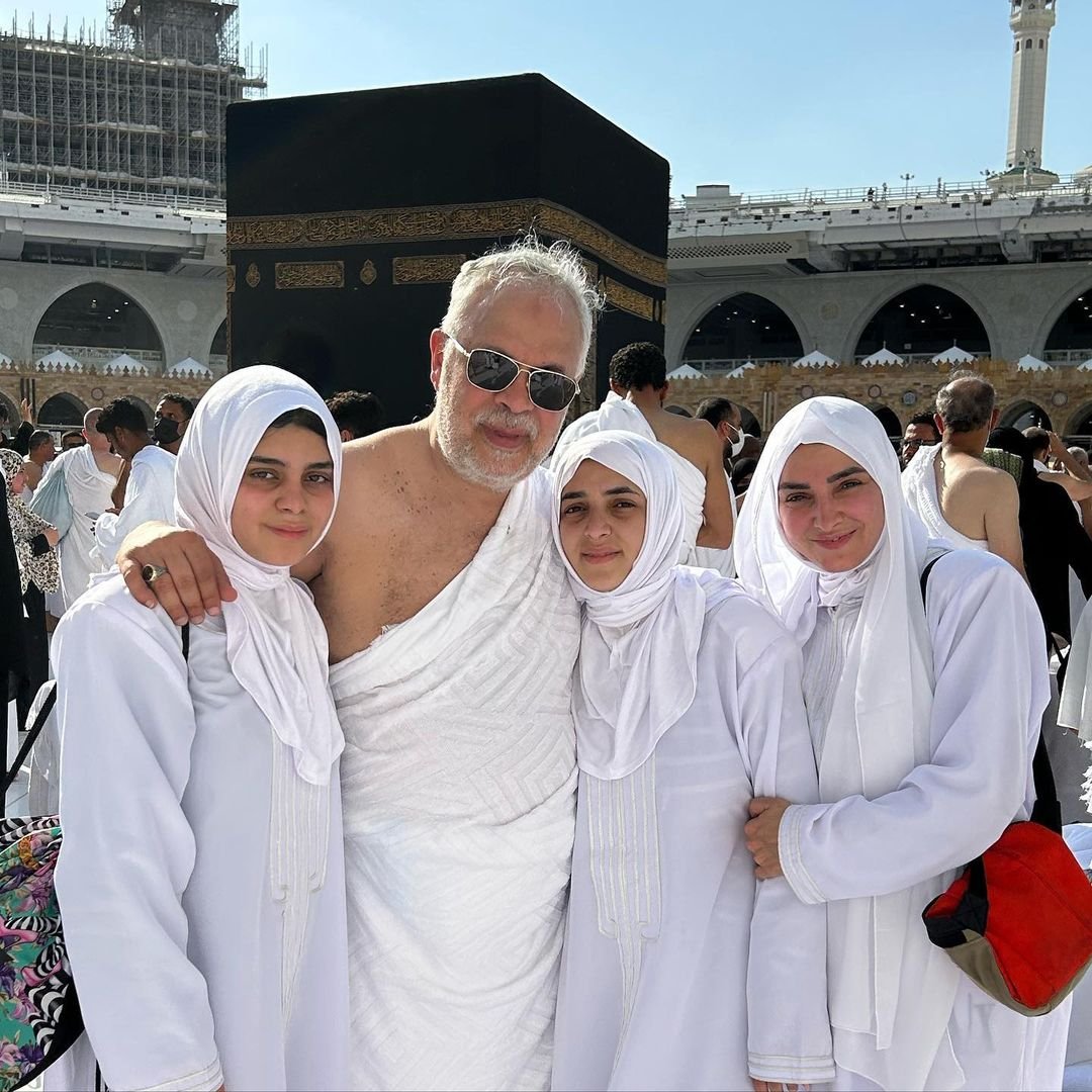 نقيب الممثلين المصريين وزوجته وبناته يؤدون مناسك العمرة نقيب الممثلين المصريين وزوجته وبناته يؤدون مناسك العمرة