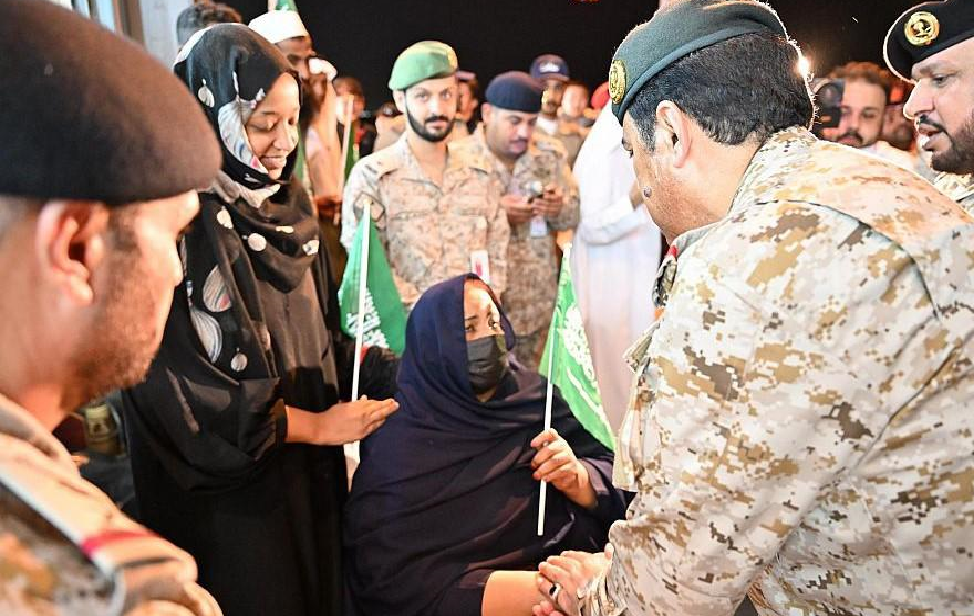 حرس الحدود السعودي يواصل تقديم الدعم للقادمين إلى المملكة بعد إجلائهم من السودان حرس الحدود السعودي يواصل تقديم الدعم للقادمين إلى المملكة بعد إجلائهم من السودان