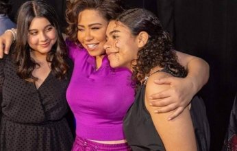 شاهد بالصور.. ظهور بنات شيرين عبد الوهاب في كواليس حفلة بدبي