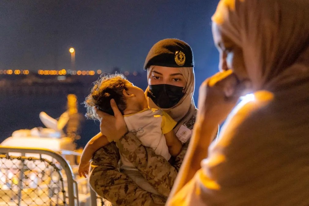 الغارديان البريطانية تختار مجندة سعودية ضمن قائمة "أفضل صور اليوم" الغارديان البريطانية تختار مجندة سعودية ضمن قائمة "أفضل صور اليوم"