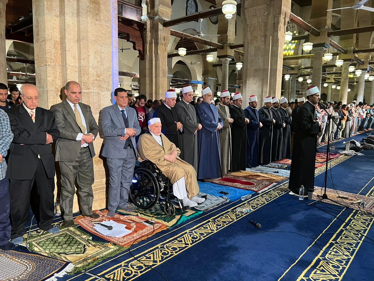 مصر.. الدكتور أحمد عمر هاشم يشارك المصلين صلاة العشاء والتراويح بالجامع الأزهر مصر.. الدكتور أحمد عمر هاشم يشارك المصلين صلاة العشاء والتراويح بالجامع الأزهر