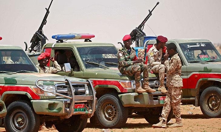 انباء عن انقلاب عسكري.. .السودان ينزلق إلى مواجهات مسلحة بين الجيش وقوات الدعم السريع انباء عن انقلاب عسكري.. .السودان ينزلق إلى مواجهات مسلحة بين الجيش وقوات الدعم السريع